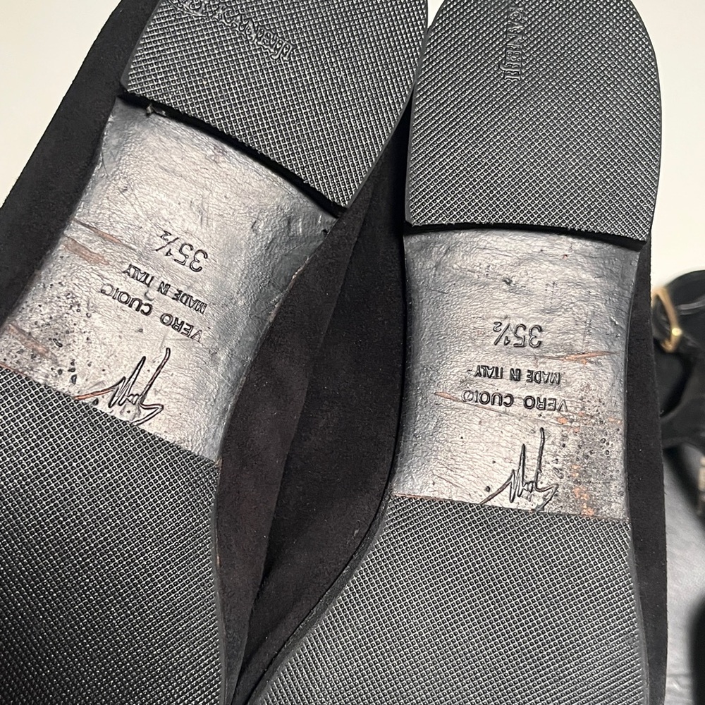 CHANEL Black Sandals with Cream Floral Accent - Picture 10 of 10